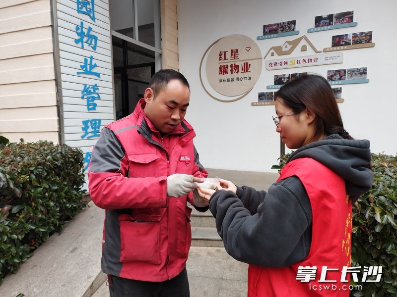 长沙已有两千余物业小区打造了“骑手友好”场景,可为快递员和外卖小哥提供系列便利服务。 长沙已有两千余物业小区打造了“骑手友好”场景,可为快递员和外卖小哥提供系列便利服务。