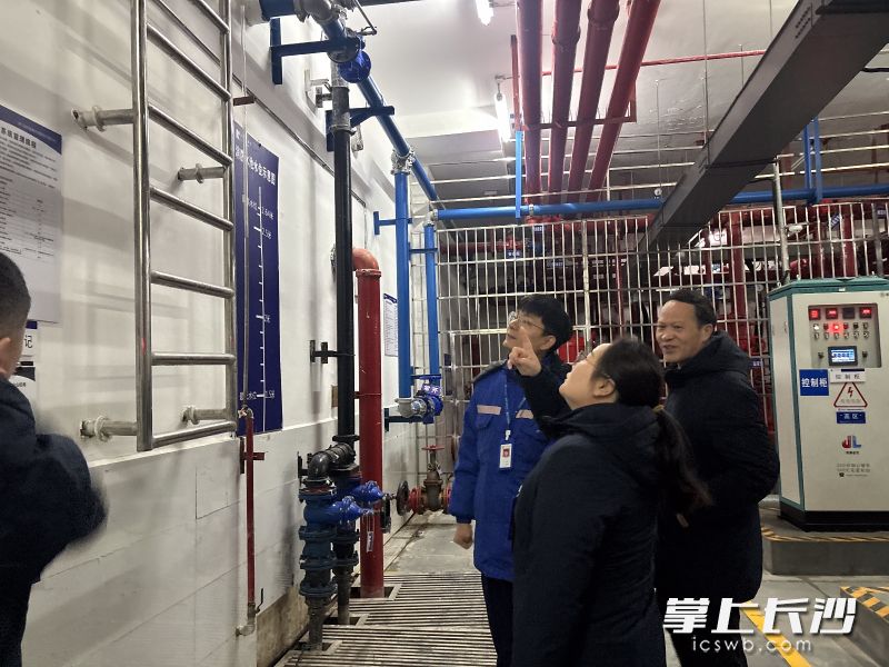 珠江物业好世界项目节前对设备房进行安全检查。 珠江物业好世界项目节前对设备房进行安全检查。