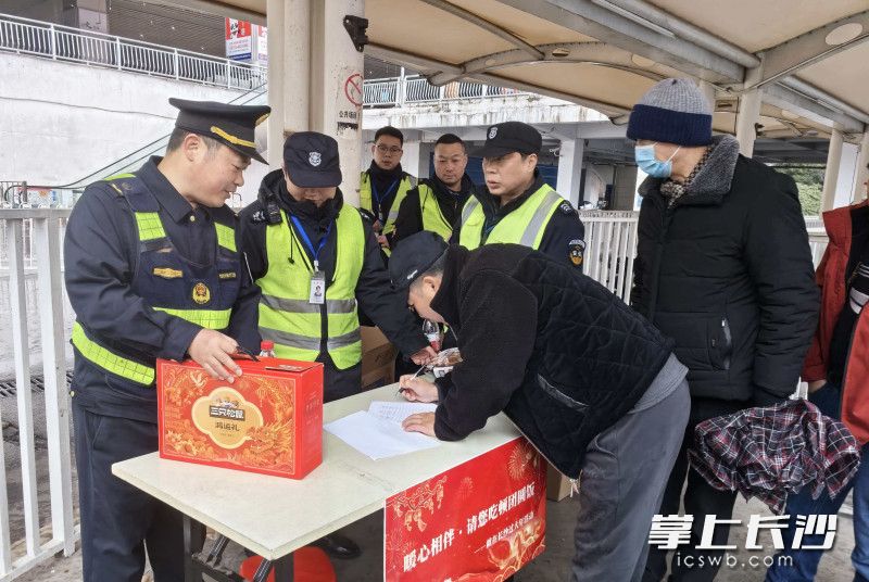 2月16日，市交通运输局举办“暖心相伴·请您吃顿团圆饭”就在长沙过大年主题活动。 均为通讯员 供图