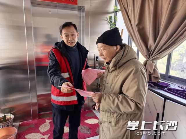 工作人员开展“敲门行动”，把安全知识送上门。 