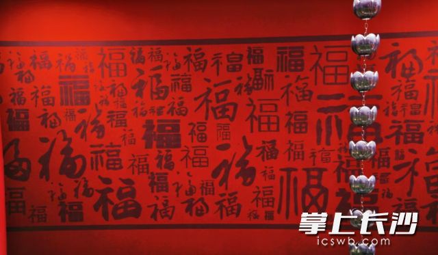 长沙将在淅沥的雨水中辞旧岁、迎马年。均为长沙晚报全媒体记者 舒元臻 摄