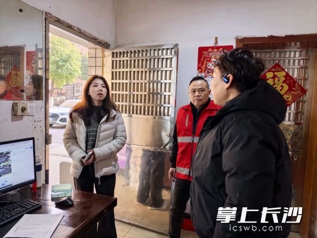 工作人员开展节前安全再排查、再督促，不放过任何一处安全隐患。