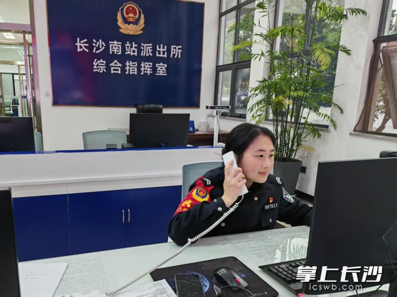 张心爽在综合指挥室接听电话。通讯员 张威 摄