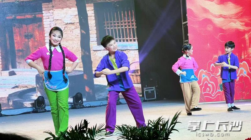 少儿表演花鼓戏经典选段。