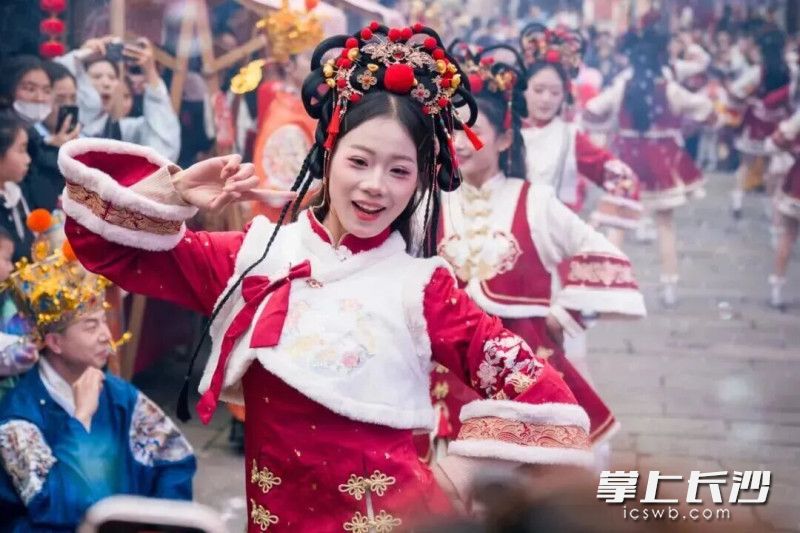 现场不仅有新春快闪、鱼灯巡游，还有漆扇、扎染、拓印等多种玩法。均为炭河古城供图