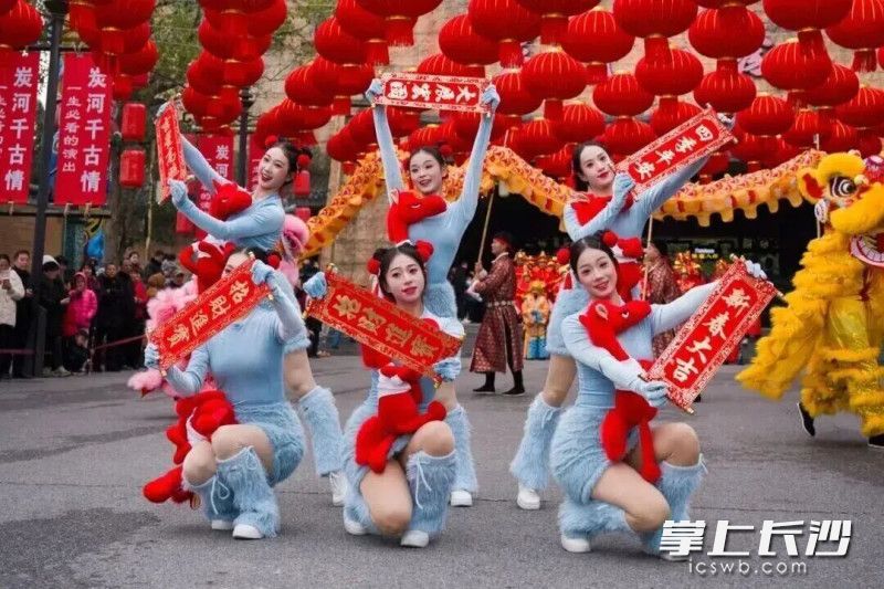 活动融合传统年俗与沉浸式狂欢。