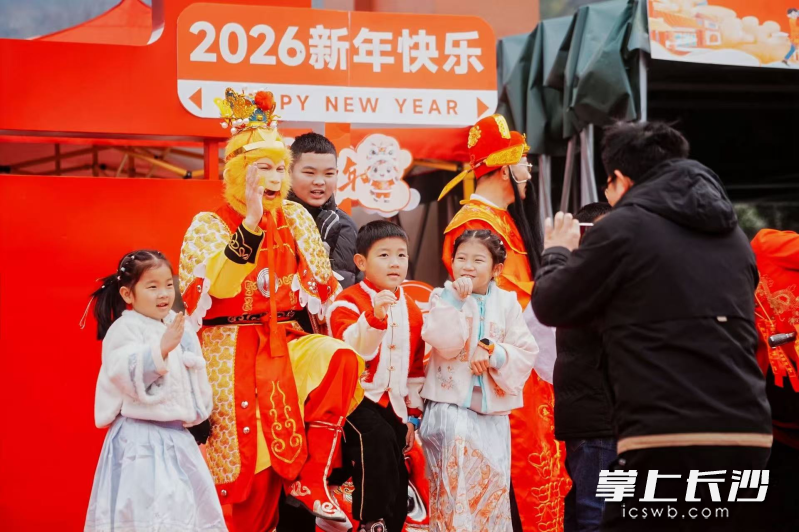 游客们沉浸式感受民俗文化的独特魅力。 游客们沉浸式感受民俗文化的独特魅力。