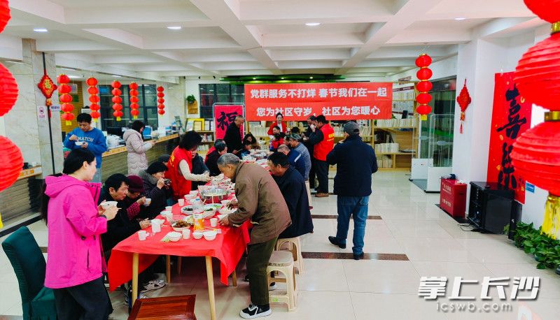 傍晚5时,社区党群服务中心的长桌被摆得满满当当。 傍晚5时,社区党群服务中心的长桌被摆得满满当当。