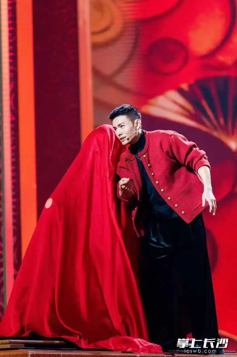 邓男子在表演中。