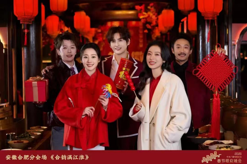 王栎鑫（后排左一）和好兄弟张远一起回安徽过年。