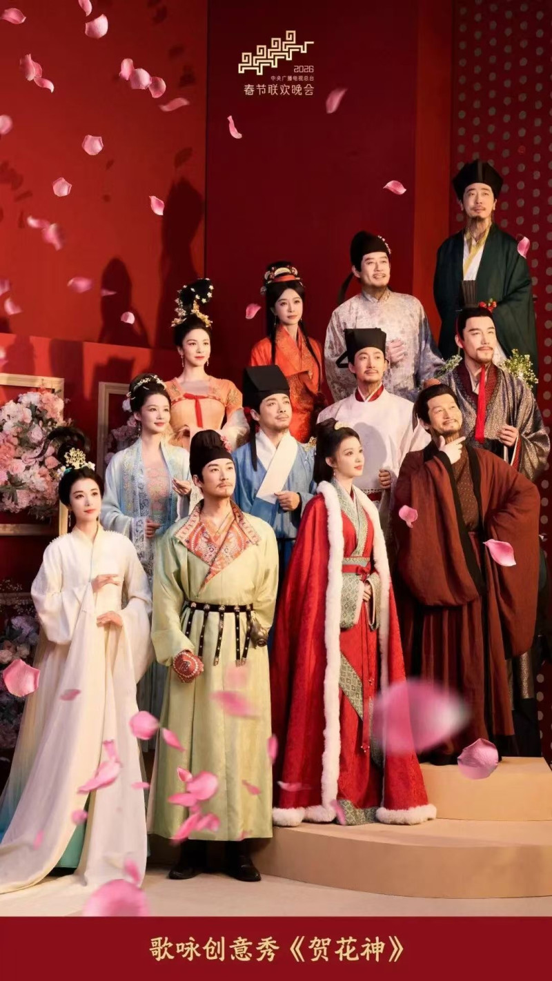 唐诗逸（后排左一）用优美的古典舞展现了牡丹风姿、大唐神韵。