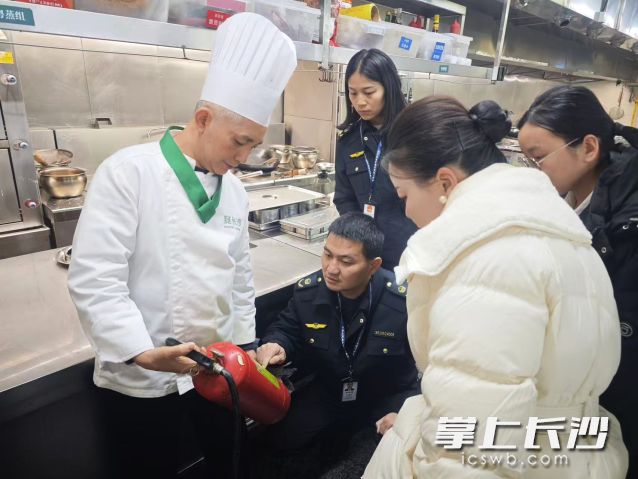 工作人员开展安全检查,严防各类安全事故发生。 工作人员开展安全检查,严防各类安全事故发生。