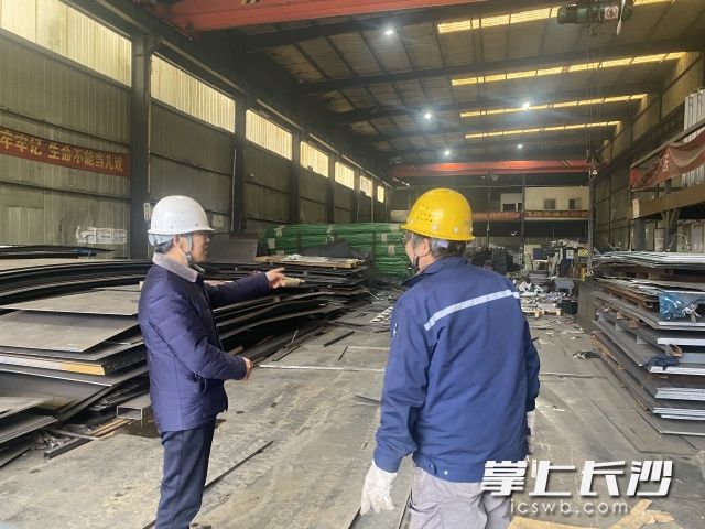 工作人员对辖区企业开展安全检查。 工作人员对辖区企业开展安全检查。