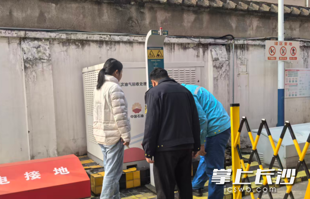 工作人员聚焦加油站等关键领域,开展全方位安全“体检”。 均为长沙晚报通讯员 桂生 供图 工作人员聚焦加油站等关键领域,开展全方位安全“体检”。 均为长沙晚报通讯员 桂生 供图