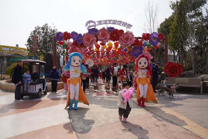海洋花神街NPC互动。均为通讯员供图