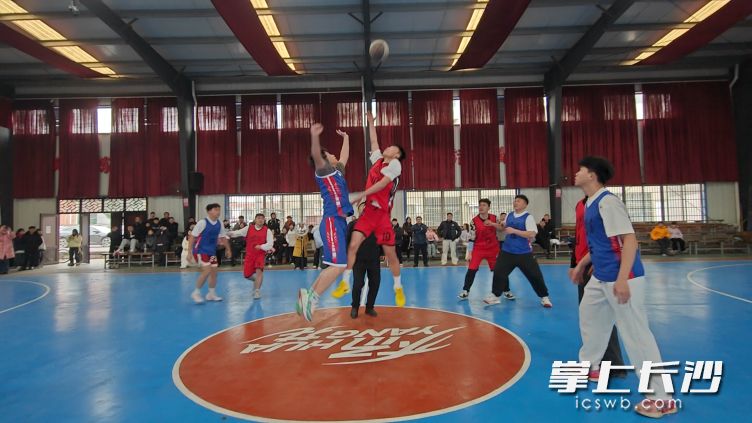 正月初一上午10时，浏阳市大瑶镇杨花村新春篮球赛开球。均为长沙晚报通讯员 刘良武供图