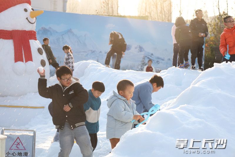 今天，游客在株洲方特欢乐世界玩雪赏雪。 均为长沙晚报全媒体记者贺文兵摄