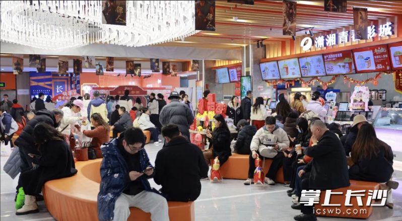 影院门庭若市。