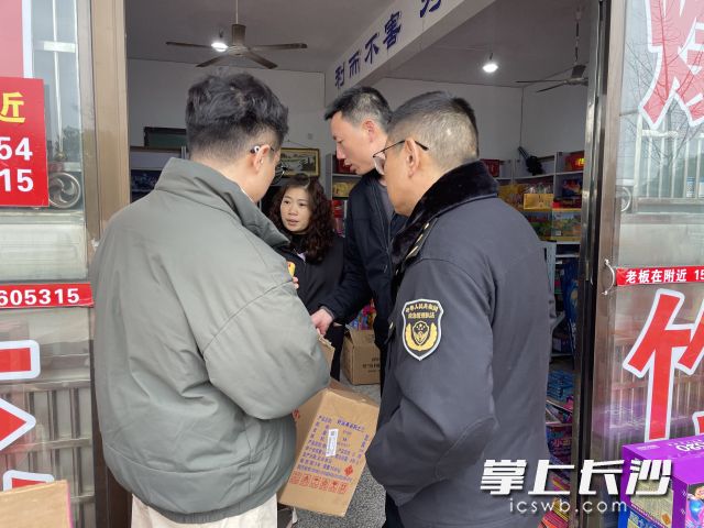 工作人员开展烟花爆竹零售门店巡查工作。 长沙晚报通讯员 桂生 供图