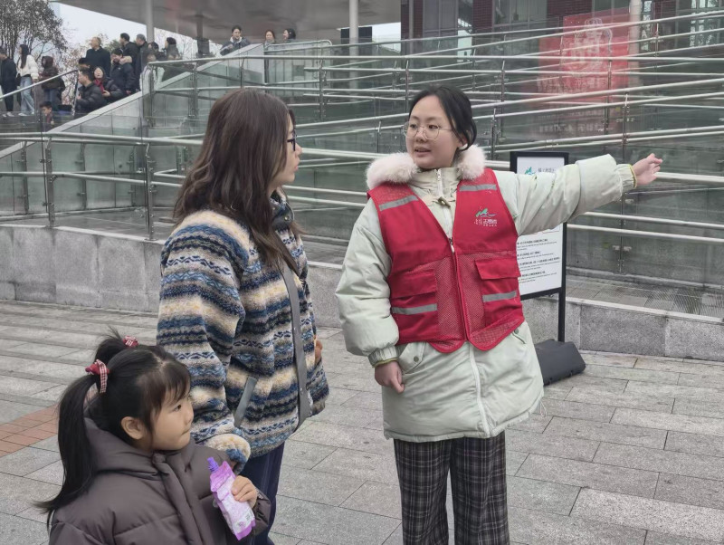 橘子洲地铁站前，青年志愿者为游客指引方向。均为 通讯员 供图