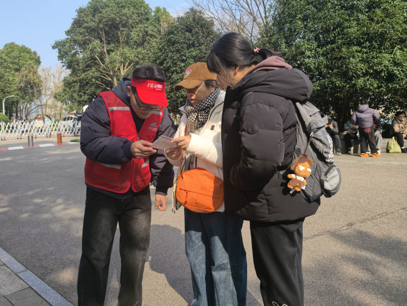 志愿者成了游客们“移动的指引牌”。