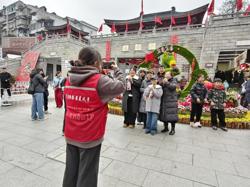 在岳麓山景区，“志愿红”温暖着每一位来此的市民游客。