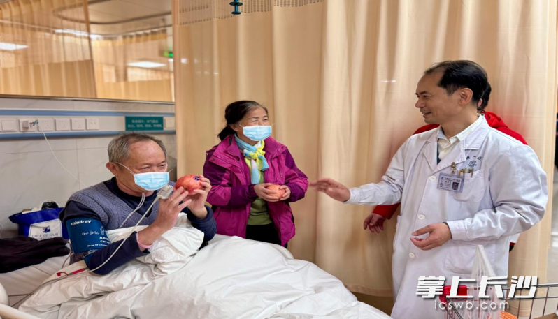 医护人员还为就诊的患者和家属送上苹果与新春祝福。