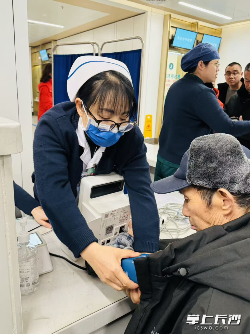 除夕到初三期间，中南大学湘雅二医院急诊医学科共接诊1047名患者。 均为医院供图