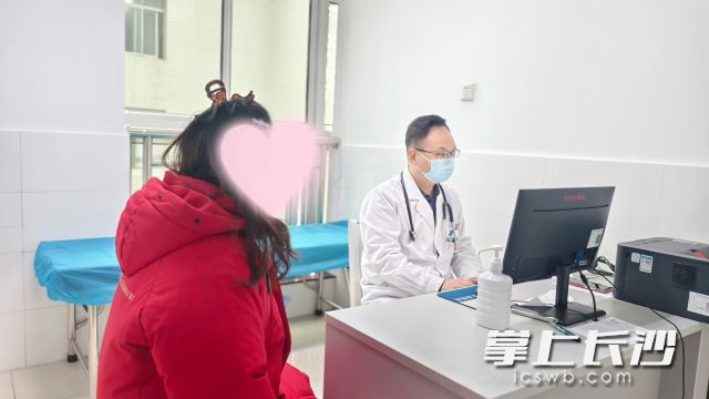 呼吸与危重症医学科副主任、主任医师李科宇为前来就诊的患者细心问诊。