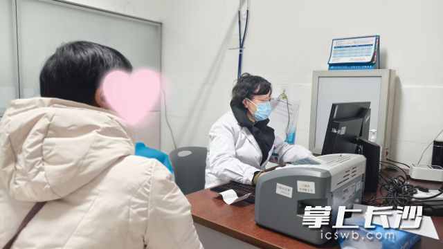 肾病内科/风湿免疫科/血液净化中心主任、主任医师黄映红为前来就诊的患者细心问诊。