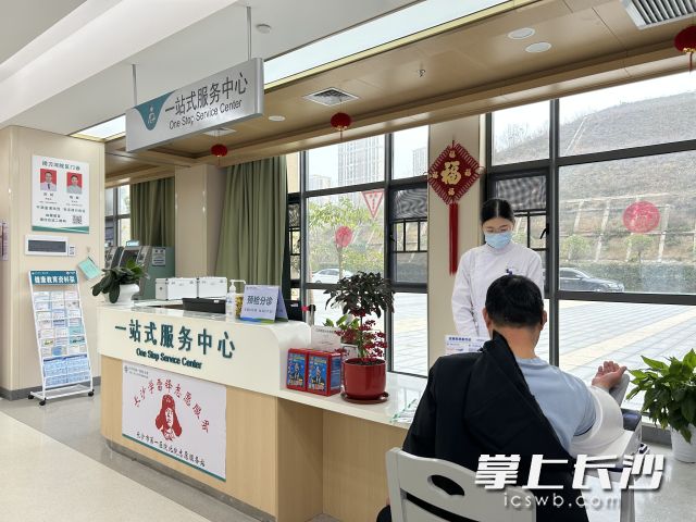 捞刀河院区一站式服务中心护士为患者测量血压。