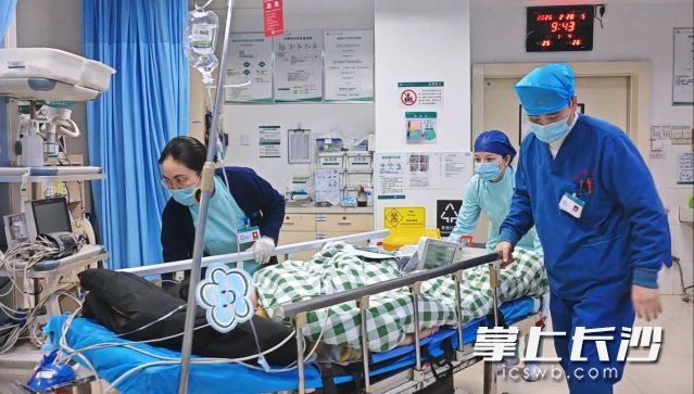 急诊科医护团队在转运急诊患者。