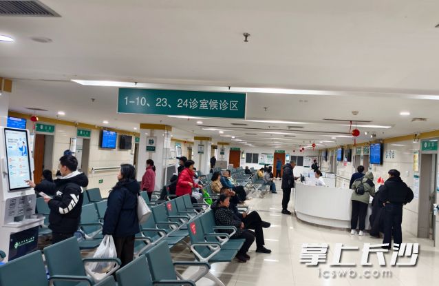 前来就诊的患者在门诊候诊区域候诊。