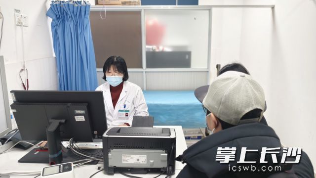 神经内科二病区主任、主任医师周颖为前来就诊的患者细心问诊。