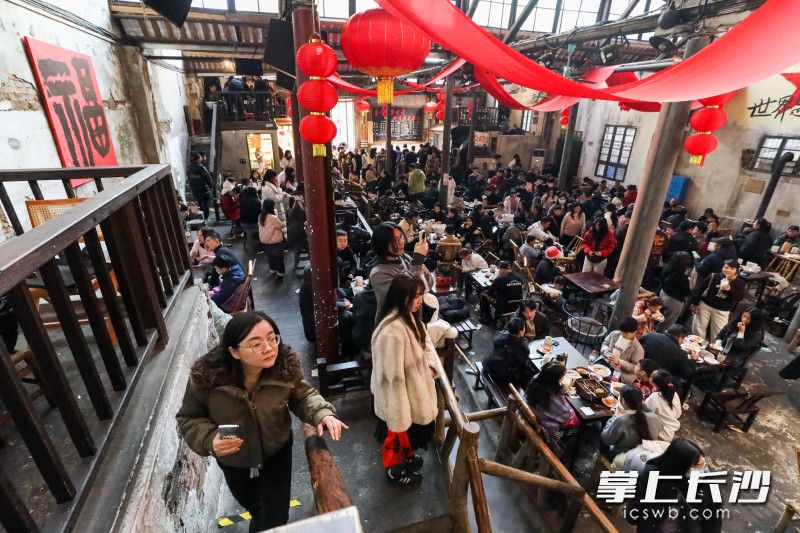 2月20日，东茅街茶馆，春节假期人气火爆。