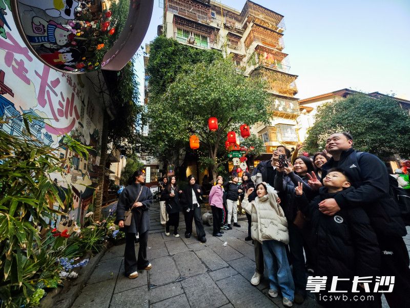 2月20日，白果园巷，游客合影打卡。