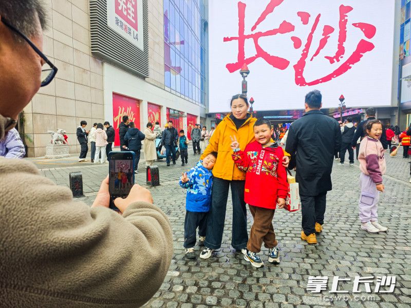 2月20日，坡子街，游客与“长沙”合影。均为长沙晚报全媒体记者 董阳 摄