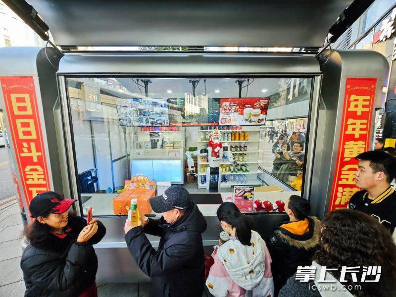 2月20日，解放路一机器人便利店吸引游客观看购物。