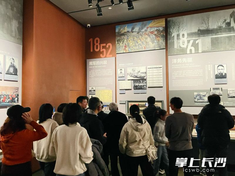 市民正在认真观看近代历史文化陈列。