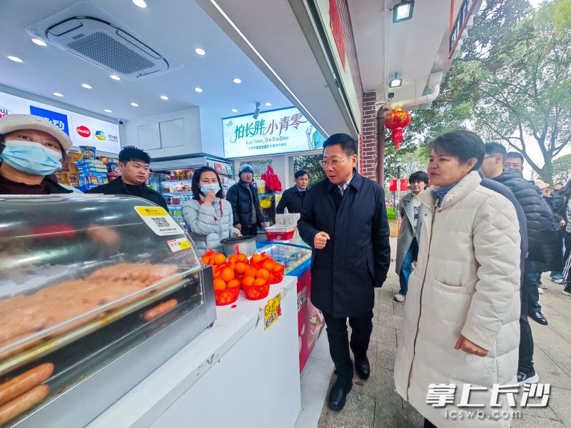 陈博彰在橘子洲景区调研。 陈博彰在橘子洲景区调研。