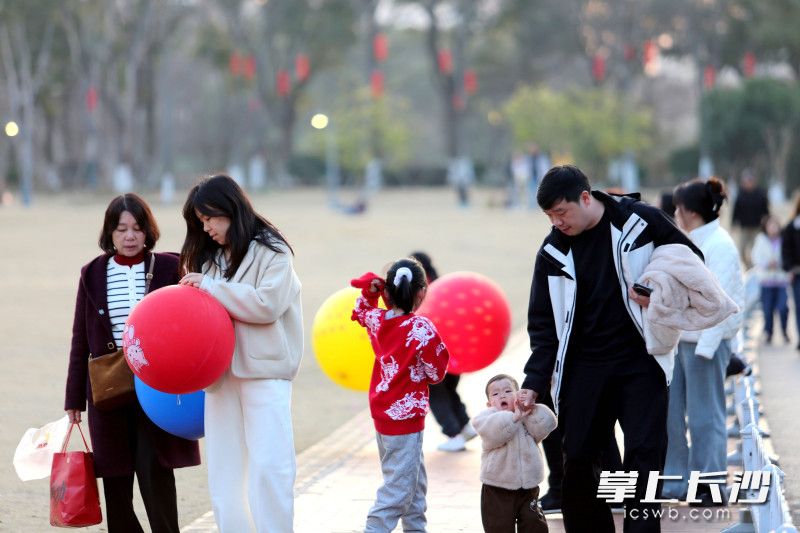 “家门口出游” 持续走热。