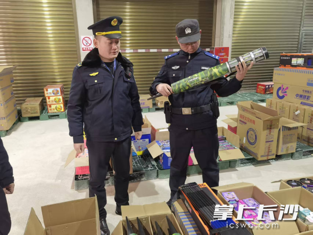 工作人员正在进行联合检查。 工作人员正在进行联合检查。