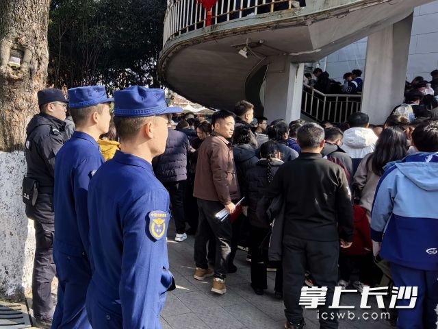 长沙消防救援机动支队一大队在橘子洲景区设置前置执勤点,配合开展大客流管控。 均为长沙晚报通讯员 桂生供图 长沙消防救援机动支队一大队在橘子洲景区设置前置执勤点,配合开展大客流管控。 均为长沙晚报通讯员 桂生供图