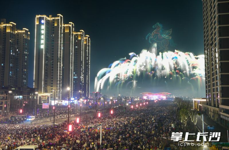 本场焰火晚会直接吸引外地游客超20万人次。长沙晚报通讯员 彭红霞 摄 本场焰火晚会直接吸引外地游客超20万人次。长沙晚报通讯员 彭红霞 摄