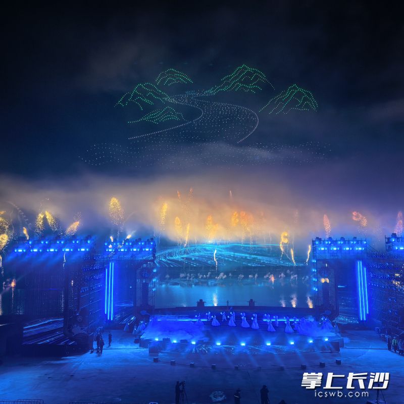浏阳天空剧院2026马年新春首场焰火晚会——“盛焰同春·烟火里的中国年”现场。浏阳市委宣传部供图 浏阳天空剧院2026马年新春首场焰火晚会——“盛焰同春·烟火里的中国年”现场。浏阳市委宣传部供图