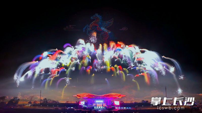 浏阳天空剧院2026马年新春首场焰火晚会——“盛焰同春·烟火里的中国年”启幕。长沙晚报通讯员 邓霞林摄 浏阳天空剧院2026马年新春首场焰火晚会——“盛焰同春·烟火里的中国年”启幕。长沙晚报通讯员 邓霞林摄