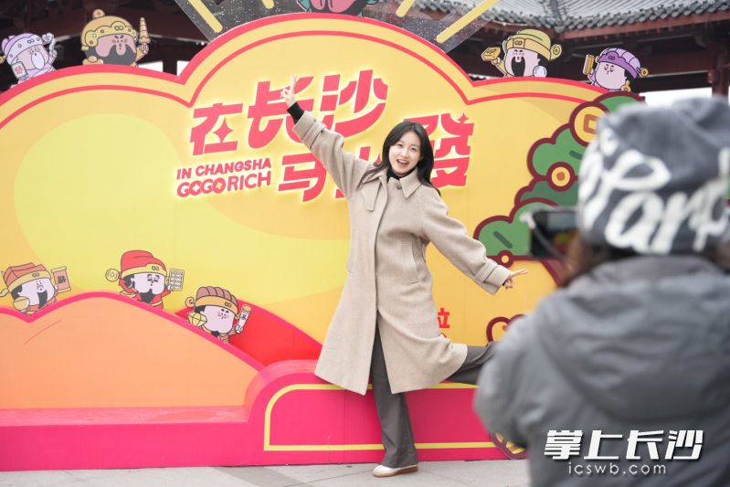 拍照打卡，收获“新春好运BUFF”。