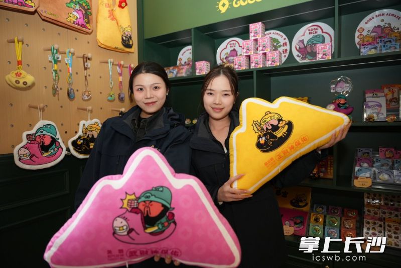 新春限定款文创周边上线杜甫江阁。