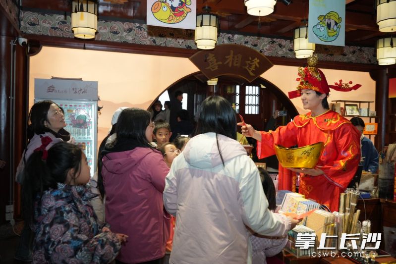 市民游客在杜甫江阁内打卡互动。