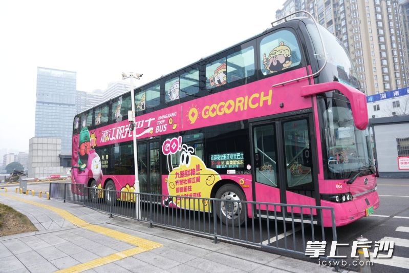 2月21日，湘江观光巴士化身“福气驿站”，为市民游客送上新春祝福。均为长沙晚报通讯员 孙婧瑶 供图